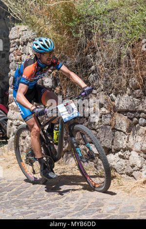 Ciclista greco compete in una gara internazionale di mountain bike nel villaggio greco di molivos sull isola di Lesbo Foto Stock