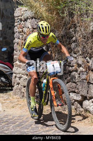 Ciclista greco compete in una gara internazionale di mountain bike nel villaggio greco di molivos sull isola di Lesbo Foto Stock