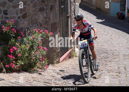 Femmina ciclista olandese compete in una gara internazionale di mountain bike nel villaggio greco di molivos sull isola di Lesbo Foto Stock