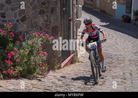 Femmina ciclista olandese compete in una gara internazionale di mountain bike nel villaggio greco di molivos sull isola di Lesbo Foto Stock