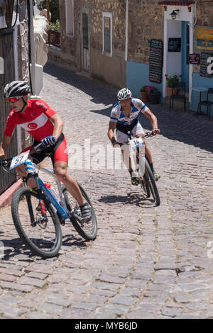 Greco e Turco i ciclisti di competere in una gara internazionale di mountain bike nel villaggio greco di molivos sull isola di Lesbo Foto Stock