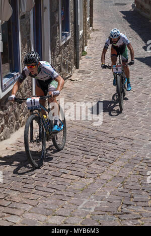 Greco e Turco i ciclisti di competere in una gara internazionale di mountain bike nel villaggio greco di molivos sull isola di Lesbo Foto Stock