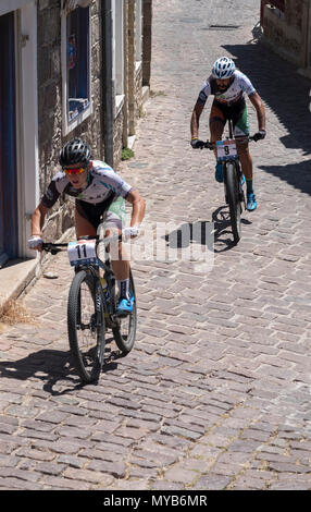 Greco e Turco i ciclisti di competere in una gara internazionale di mountain bike nel villaggio greco di molivos sull isola di Lesbo Foto Stock