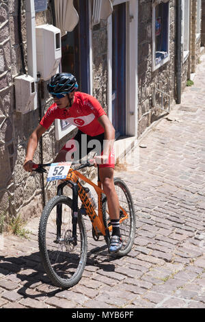 Bagno turco ciclista compete in una gara internazionale di mountain bike nel villaggio greco di molivos sull isola di Lesbo Foto Stock