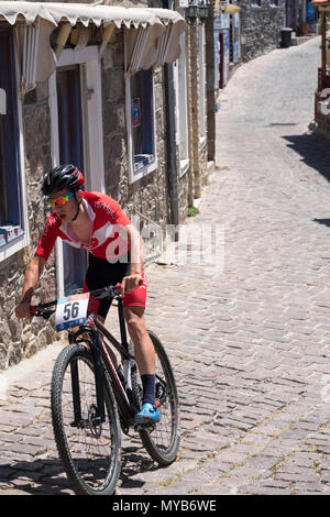 Bagno turco ciclista compete in una gara internazionale di mountain bike nel villaggio greco di molivos sull isola di Lesbo Foto Stock