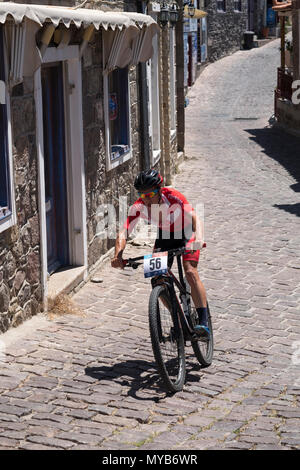 Bagno turco ciclista compete in una gara internazionale di mountain bike nel villaggio greco di molivos sull isola di Lesbo Foto Stock