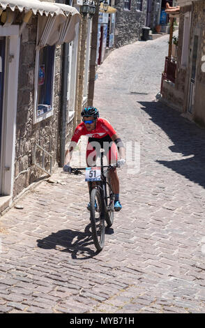 Bagno turco ciclista compete in una gara internazionale di mountain bike nel villaggio greco di molivos sull isola di Lesbo Foto Stock