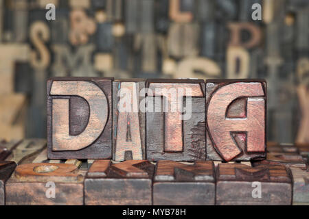 Parola di dati costituito da legno blocchi di stampa in rilievo su diverse lettere sullo sfondo Foto Stock
