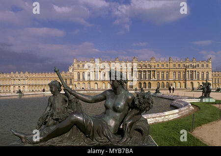 Versailles: Palace Gardens,acqua Parterre, personificazione del fiume Marne da Le Hongre (1685-1687), con elevazione ovest al di là di Versailles, Francia Foto Stock