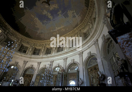 ‰Ch teau de Vaux le Vicomte: interno barocco del Grand Salon guardando in alto, da Charles Le Brun (reso in PS), il castello di Vaux le Vicomte, Francia Foto Stock