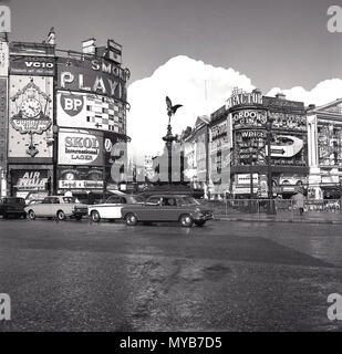 Anni '70, storico, diurno e una vista di Piccadilly Circus, Westminster, Londra, inghilterra, con cartelloni pubblicitari o segni per alcuni dei famosi marchi britannici del giorno, giocatori di sigarette, Skol lager, BP e il BOAC VC10. L'incrocio stradale e lo spazio pubblico sono stati costruiti nel 1819 per unire Piccadilly con Regent Street ed è una delle principali destinazioni turistiche nel West End della città. Foto Stock