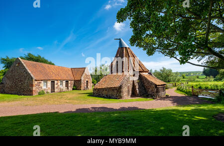 Vista di Preston mulino con waterwheel, gora e doocot sul fiume Tyne in East Lothian, Scozia , REGNO UNITO Foto Stock