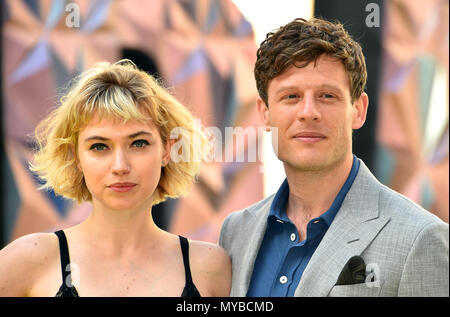 Imogen Poots e James Norton arrivando per la Royal Academy of Arts Estate Anteprima della Fiera parte 2018 tenutasi a Burlington House, Londra. Stampa foto di associazione. Picture Data: mercoledì 6 giugno, 2018. Foto di credito dovrebbe leggere: Matt STANLEY A. CROSSICK/PA FILO Foto Stock