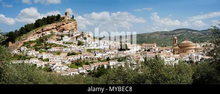 La spettacolare cittadina spagnola di Montefrio con le sue case bianche e il suo sedicesimo secolo clifftop chiesa nella regione di Granada di Andalusia. Foto Stock