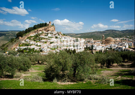 La spettacolare cittadina spagnola di Montefrio con le sue case bianche e il suo sedicesimo secolo clifftop chiesa nella regione di Granada di Andalusia. Foto Stock