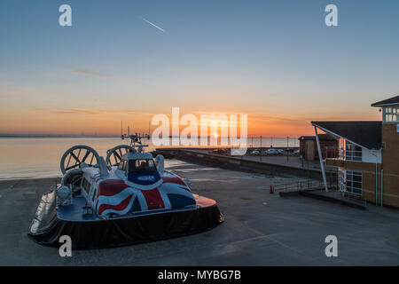 Tramonto sull'hovercraft Foto Stock