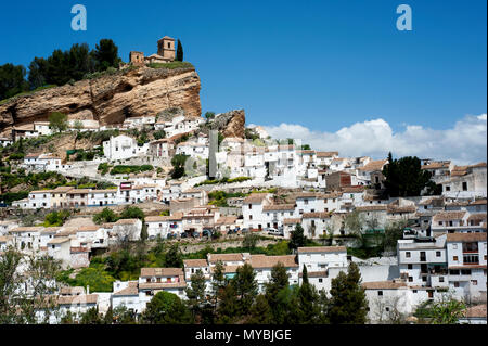 La spettacolare cittadina spagnola di Montefrio con le sue case bianche e il suo sedicesimo secolo clifftop chiesa nella regione di Granada di Andalusia. Foto Stock