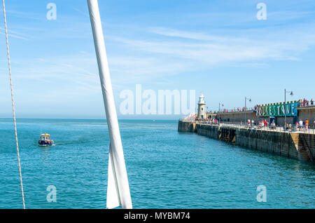 Divertimento balneare a Folkestone Harbour braccio mediante il canale in inglese in estate, Regno Unito Foto Stock