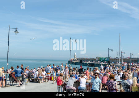 I turisti a Folkestone Harbour braccio nel Kent dal canale in lingua inglese Foto Stock