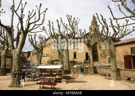 Il villaggio francese di Vers-Pont-du-Gard un comune nel dipartimento del Gard nella Francia meridionale. Foto Stock