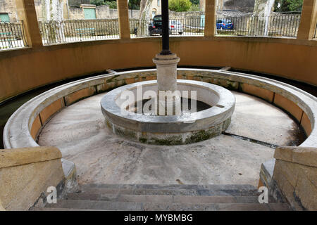 Il vecchio Lavoir nel villaggio francese di Vers-Pont-du-Gard un comune nel dipartimento del Gard nella Francia meridionale. Foto Stock