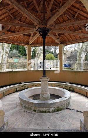 Il vecchio Lavoir nel villaggio francese di Vers-Pont-du-Gard un comune nel dipartimento del Gard nella Francia meridionale. Foto Stock