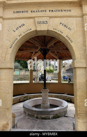 Il vecchio Lavoir nel villaggio francese di Vers-Pont-du-Gard un comune nel dipartimento del Gard nella Francia meridionale. Foto Stock