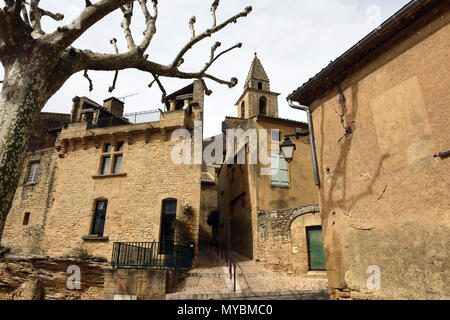 Il villaggio francese di Vers-Pont-du-Gard un comune nel dipartimento del Gard nella Francia meridionale. Foto Stock