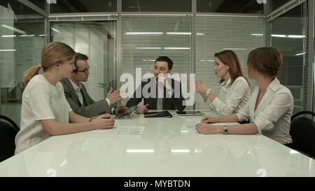 Gruppo misto nella riunione di affari Foto Stock