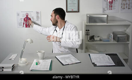 Medico spiegare i muscoli del collo in ufficio medico Foto Stock