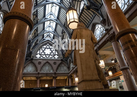 Il Richard Cobden Statua in Wool Exchange, Bradford era un commerciante commerciante durante la rivoluzione industriale dei mulini Bradfords Foto Stock
