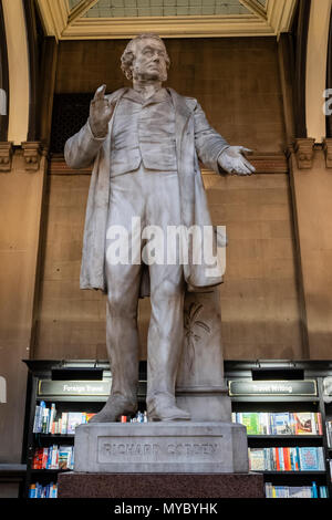 Il Richard Cobden Statua in Wool Exchange, Bradford era un commerciante commerciante durante la rivoluzione industriale dei mulini Bradfords Foto Stock