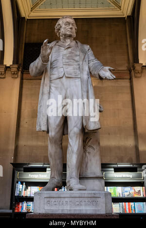 Il Richard Cobden Statua in Wool Exchange, Bradford era un commerciante commerciante durante la rivoluzione industriale dei mulini Bradfords Foto Stock