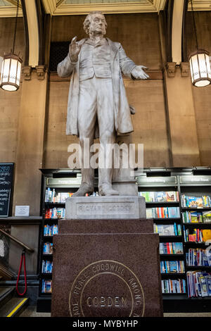 Il Richard Cobden Statua in Wool Exchange, Bradford era un commerciante commerciante durante la rivoluzione industriale dei mulini Bradfords Foto Stock