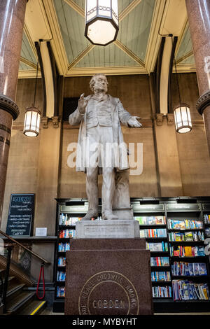 Il Richard Cobden Statua in Wool Exchange, Bradford era un commerciante commerciante durante la rivoluzione industriale dei mulini Bradfords Foto Stock