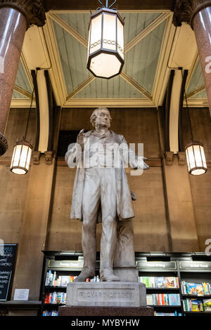 Il Richard Cobden Statua in Wool Exchange, Bradford era un commerciante commerciante durante la rivoluzione industriale dei mulini Bradfords Foto Stock