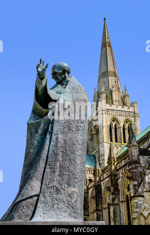 Statua di San Richard al di fuori dell'entrata alla Cattedrale di Chichester Foto Stock