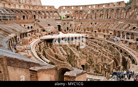 11 maggio 2016- Roma, Italia: guardare i turisti di esplorare la sezione anfiteatro della Roma antica Colosseo Foto Stock