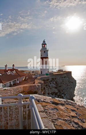 27 maggio 2016- Europa Point, Gibilterra - il bianco e il rosso faro sul punto di cliff Foto Stock