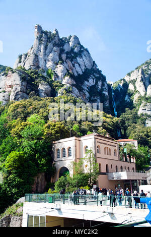 24 maggio 2016: Barcellona, Spagna- con le montagne sullo sfondo, una stazione per portare il cavo auto e carrozze ferroviarie fino Foto Stock