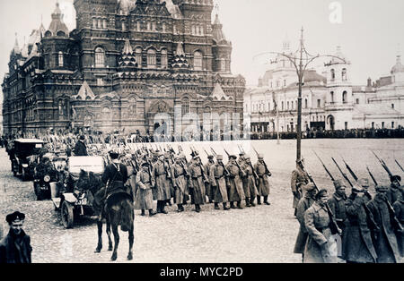 La rivoluzione bolscevica in Russia. I soldati dell'esercito bolscevico marzo intorno alla piazza vicino al Cremlino. In primo piano è montato un cosacco Officer. Foto Stock