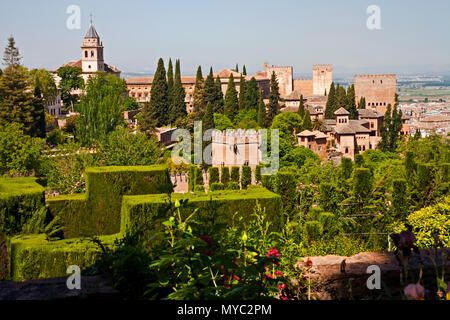 Maggio 18, Alhambra Spagna- verde giardini e architettura di pietra che si affaccia la fortezza in Spagna Foto Stock