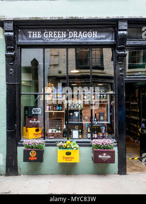 Il Green Dragon un piccolo negozio a Whitby vendere la birra artigianale Real Ale e il sidro di mele Foto Stock