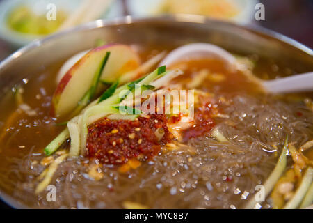 Naengmyeon, refrigerate di grano saraceno zuppa di noodle, coreano spaghetti  freddi Foto stock - Alamy