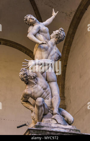 Statua il rapimento di un Sabine Donna del Giambologna da 1583 nella Loggia dei Lanzi a Firenze, Italia Foto Stock