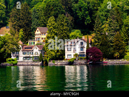 Vista in città Vitznau sul lago di Lucerna in Svizzera Foto Stock