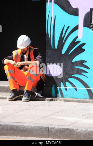Coloratissimo graffito su varie superfici in ed intorno a Shoreditch High Street, Shoreditch, East London, England, Regno Unito, Peter Grant Foto Stock
