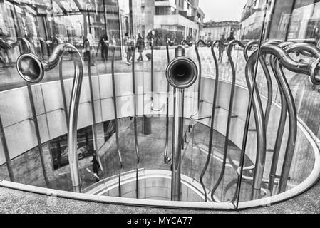 Milano - MARZO 30: Dettaglio dell'uovo, aka trombe, installazione artistica di Alberto Garutti, in piazza Gae Aulenti, Porta Nuova district, Milano, Italia Foto Stock