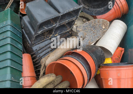 Massa di vasi per piante / Giardinaggio stuff - metafora per il giardinaggio, Potting Shed, giardino / Giardinaggio suggerimenti. Foto Stock