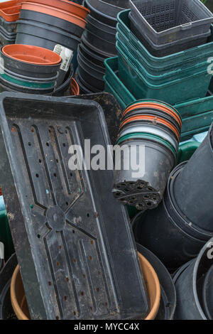 Massa di vasi per piante / Giardinaggio stuff - metafora per il giardinaggio, Potting Shed, giardino / Giardinaggio suggerimenti. Foto Stock